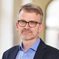 Farbiges Portrait eines Mannes mit Brille